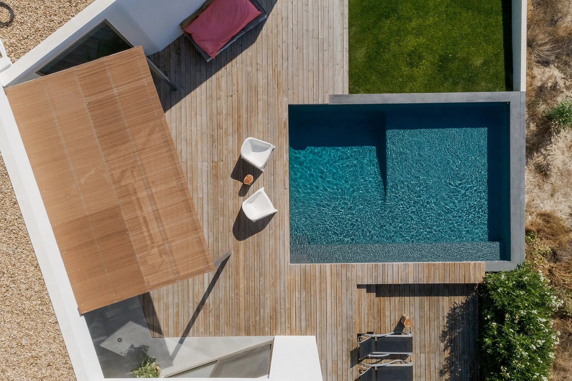Fotograma de vídeo inmobiliario de una casa con piscina