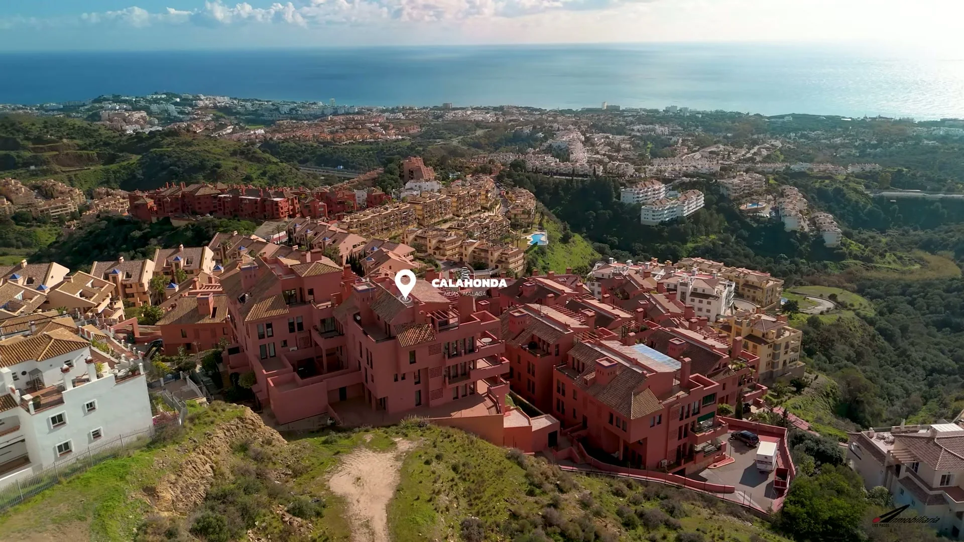 Toma aérea con drone de una urbanización costera
